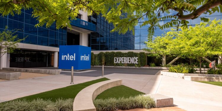 U.S. Government Injects $8.9 Billion into Intel, Acquires 9.9% Passive Stake