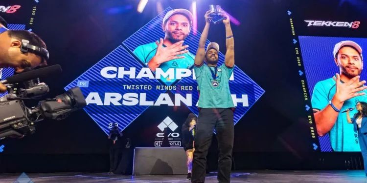 “Crowd cheering at Evo 2025 Japan event, showing large audience and vibrant stage lighting.”